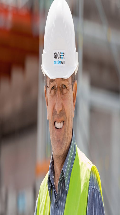 Als besonderen Vorteil gilt es zu erwähnen, dass sowohl das Rohbauunternehmen wie auch das Gerüstbauunternehmen eng mit PERI zusammenarbeiten und so auch eine reibungslose Abstimmung zwischen Rohbau und Gerüstbau gewährleistet werden konnte. Ebenfalls vorteilhaft war die Stabilität und Vielfältigkeit des PERI UP Flex Modulgerüstes, um die freistehend auskragenden und teils verankerungsfreien Gerüstkonstruktionen ausführen zu können.