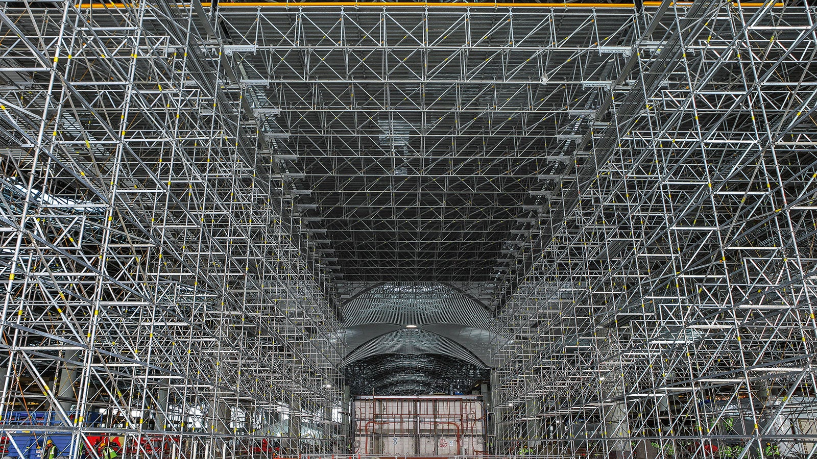 For processing a slab area of approx. 220,000 m² at a height of up to 17.50 m, the construction teams installed working platforms totalling 15,500 m² and featuring spans of up to 15 m whilst being supported by PERI UP Flex shoring. 