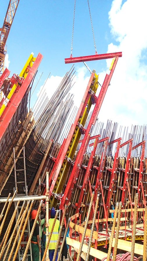 Для подачи в проектное положение опалубки на верхних этажах была разработана специальная траверса со смещенным центром тяжести.