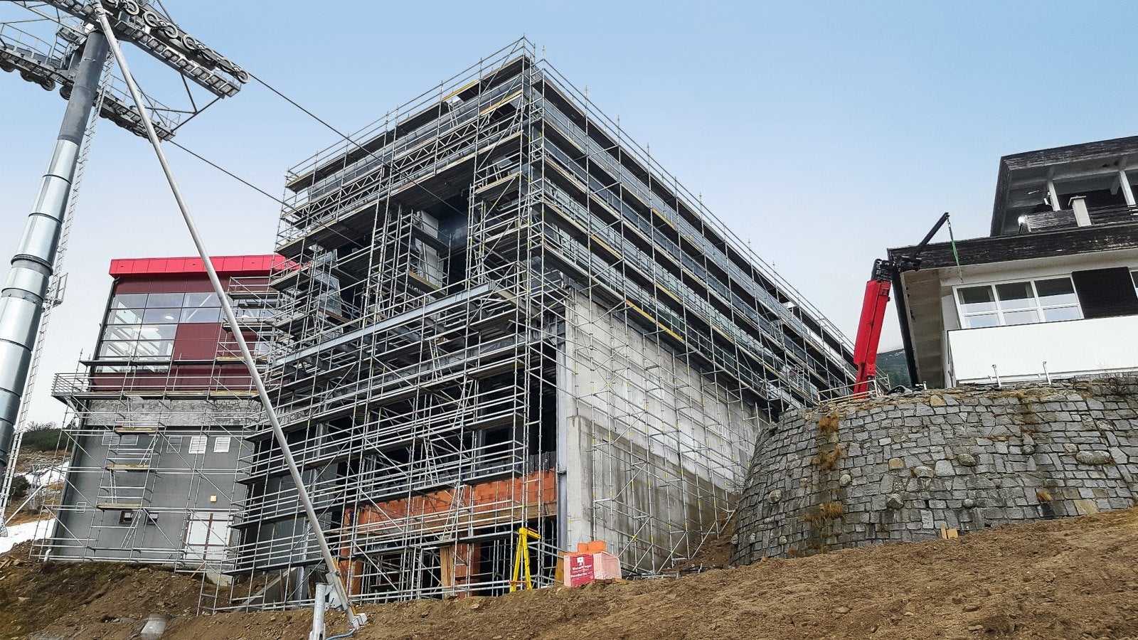 Systémy PERI boli dodané aj v náročnom teréne rýchlo a načas, pomocou špeciálnej techniky