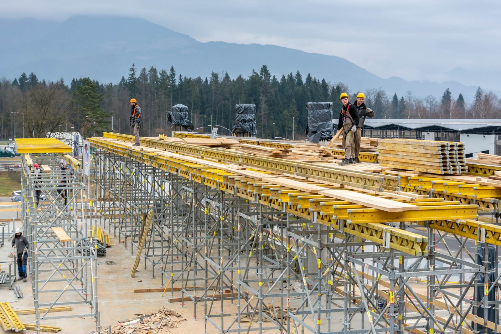 PERI UP Flex modularna skela kao nosiva donja konstrukcija za MULTIFLEX stropnu oplatu s nosačima.