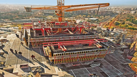  Torre Espacio高达223米，由三个墙体厚度有变化的核心筒结构组成