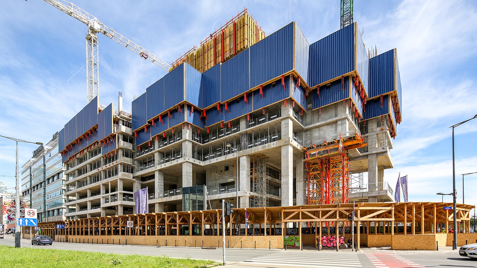 Zastosowanie blachy trapezowej jako wypełnienia osłon zapewnia szybszy montaż pomostów zabezpieczających RCS-P.