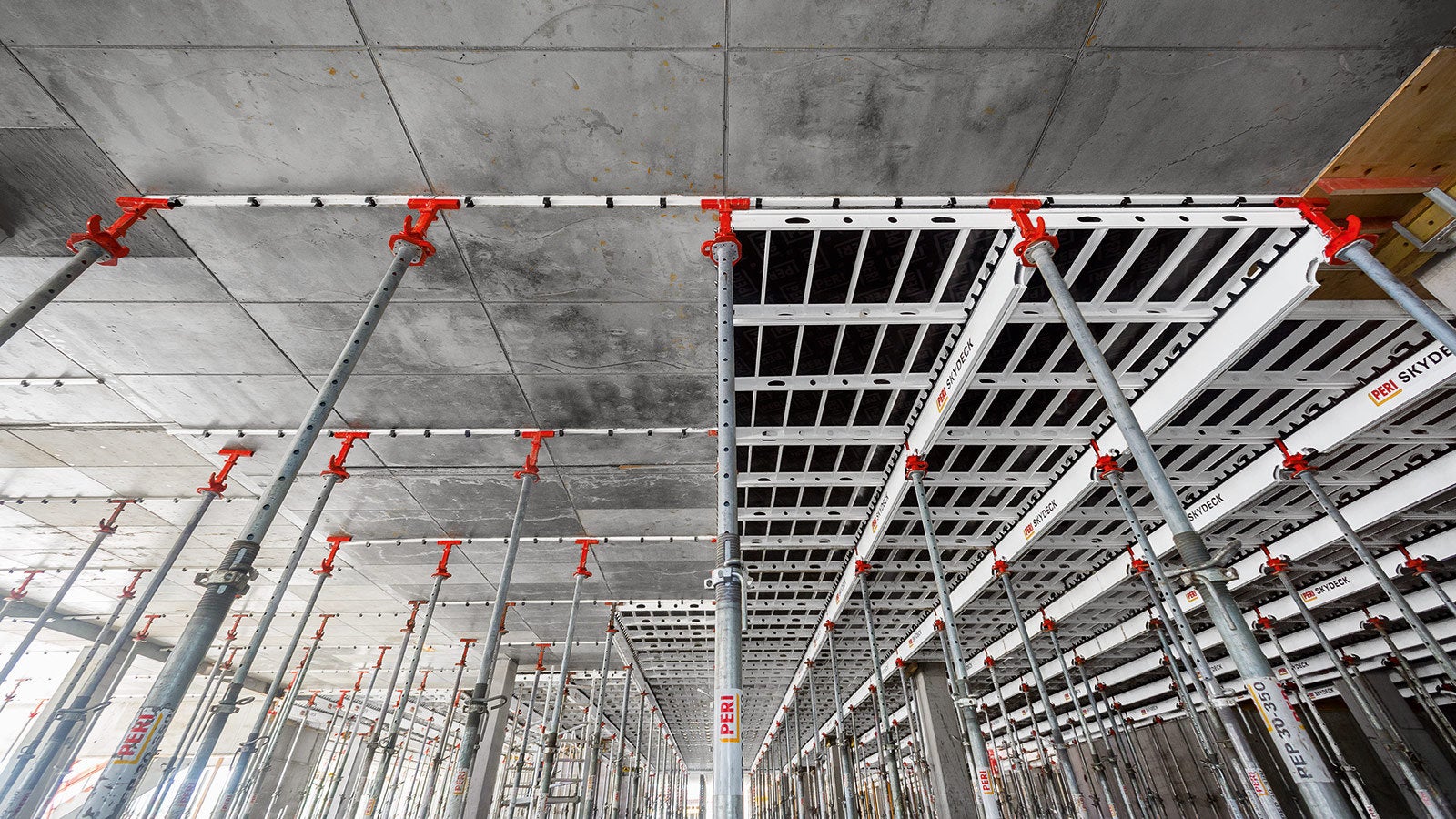 Die besondere Fallkopf-Konstruktion der SKYDECK erlaubte frühes Ausschalen und verringerte somit die Vorhaltemenge.