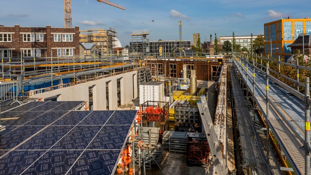 De PERI vloerbekisting wordt gemonteerd door het team van SSvD. Zo wordt een veilige en vlotte bouwmethodiek gehanteerd door Trebbe Bouw.