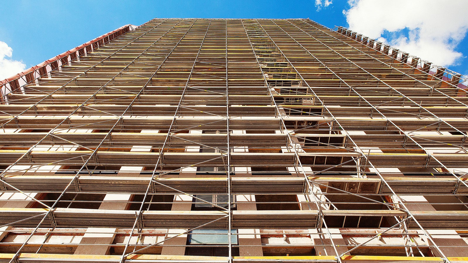 Система модульных лесов PERI UP Flex - это надежные конструкции с высокой несущей способностью для организации безопасных фасадных работ.