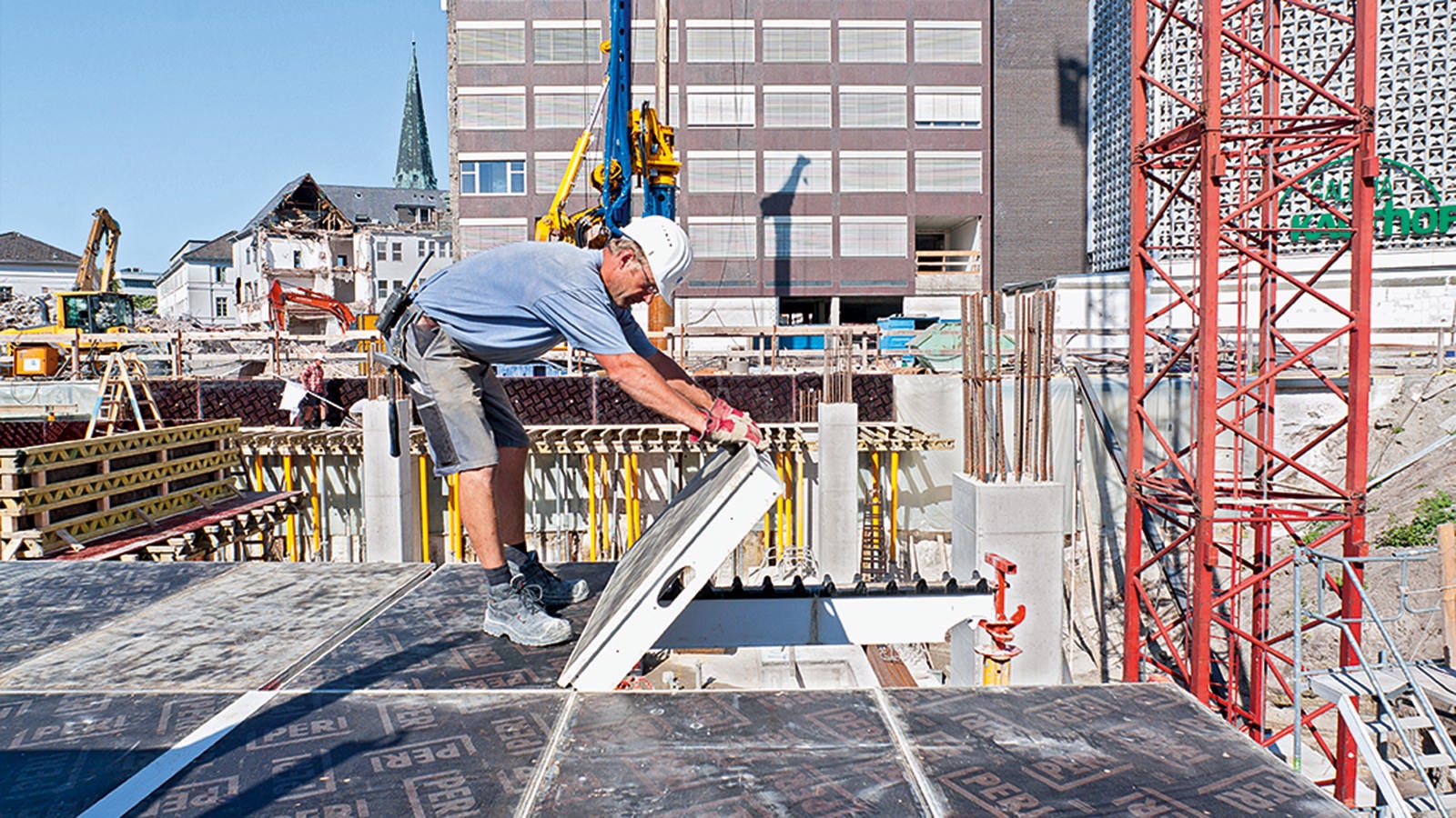 Aufwändige Gründungsmaßnahmen und eine beengte Innenstadtlage werden mit optimierten Bauabläufen und schnellen Taktzeiten wettgemacht.