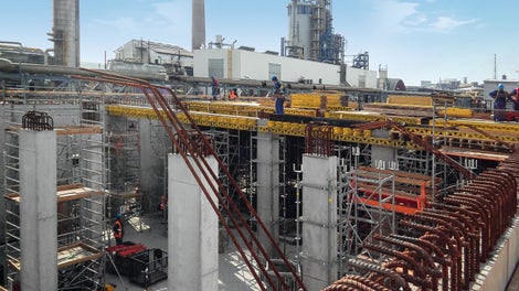 Priečne a pozdĺžne prievlaky v mieste stĺpov zosilňujú stropné dosky s hrúbkou 300 mm