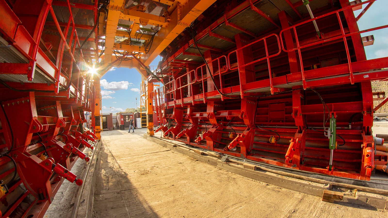 Строительная техника может беспрепятственно проходить через тележку для бетонирования