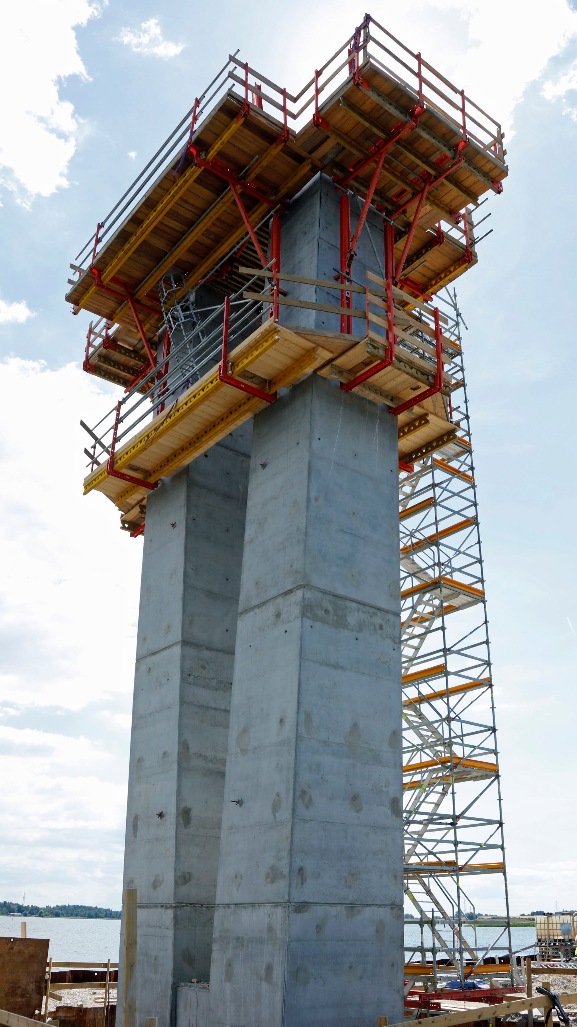 SCS klatring – støbning af tværbjælker. PERI UP trappetårn som adgangsvej