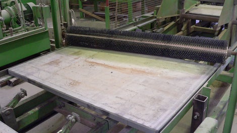 Reinigung und Pflege verlängern die Lebenszeit der Unterlagsplatten. Ihre einzigartige Beschichtung verringert den Aufwand dafür. Wir empfehlen Bürsten mit Kunststoffborsten, um eventuelle Beton- und Acrylatrückstände schnell und gründlich zu entfernen.