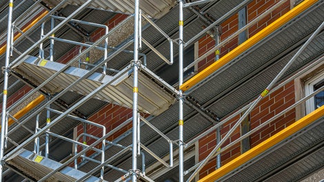 Der am Easy Rahmen und Easy Stiel integrierte Gerüstknoten erlaubte den direkten Anbau der vorgelagerten Gerüsttreppe an das Fassadengerüst – ohne aufwendige Kupplungsarbeiten und ohne Stolperfallen.