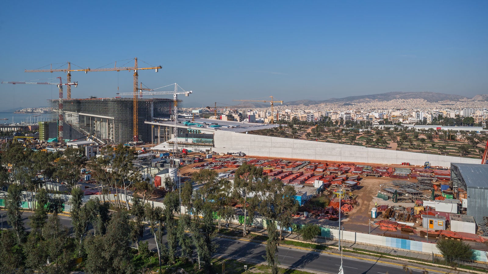 O morro feito pelo homem, com seu gradiente gradativamente crescente, forma um alinhamento com os telhados do edifício. O dossel adicional, com uma área de 10.000 m², está posicionado em colunas de aço muito finas, até 12 m acima do teto real do edifício.