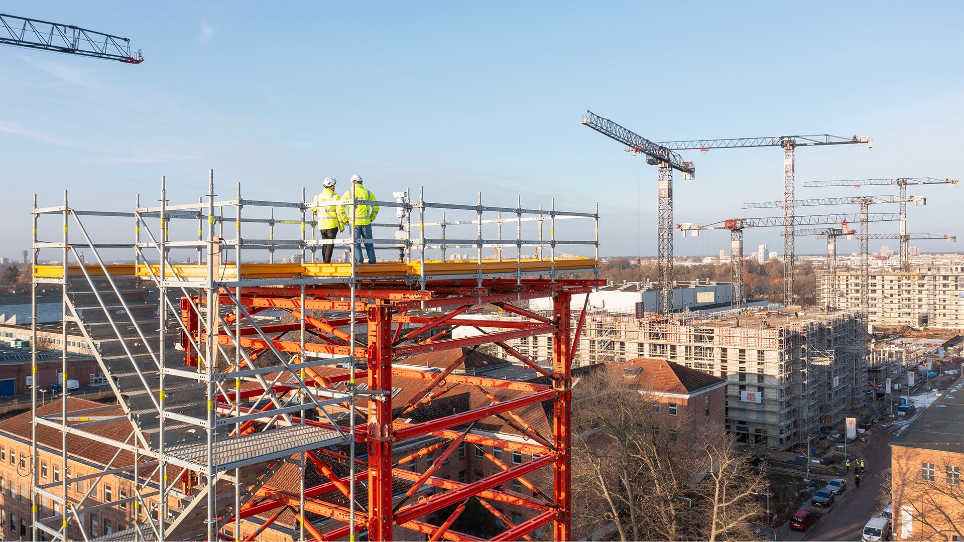 Eine 30 m hohe Werbe- und Aussichtsplattform verschafft den Überblick über Berlins Modellstadt der Zukunft „Das neue Gartenfeld“.