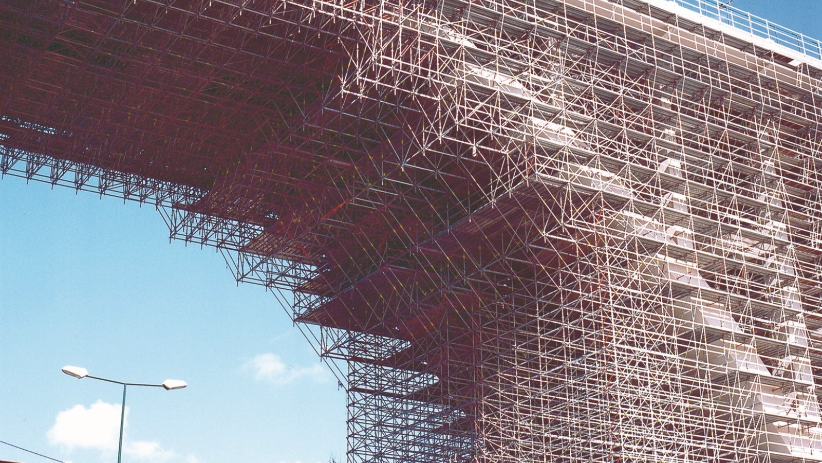 Cobertura total do arco principal, com amis de 25 metrso de altura, com sistema PERI UP Rosett