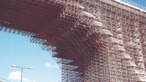 Cobertura total do arco principal, com amis de 25 metrso de altura, com sistema PERI UP Rosett