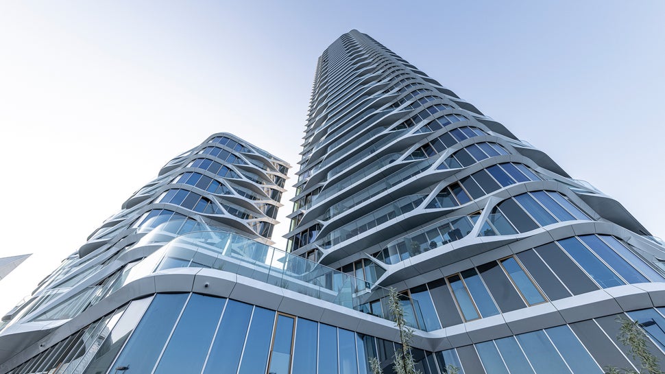 Med en imponerende højde på 142 meter skiller det århusianske vartegn sig ud, og navnet 'Fyrtårnet' er heller ikke uden grund.