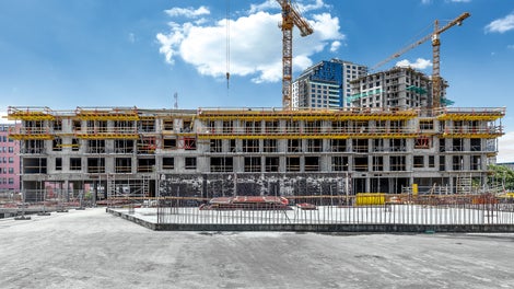 Steny rástli so 650 m² systému debnenia TRIO, stropy a balkóny s 5 000 m² debnenia MULTIFLEX, a to všetko pri dodržaní maximálnej úrovne bezpečnosti práce.