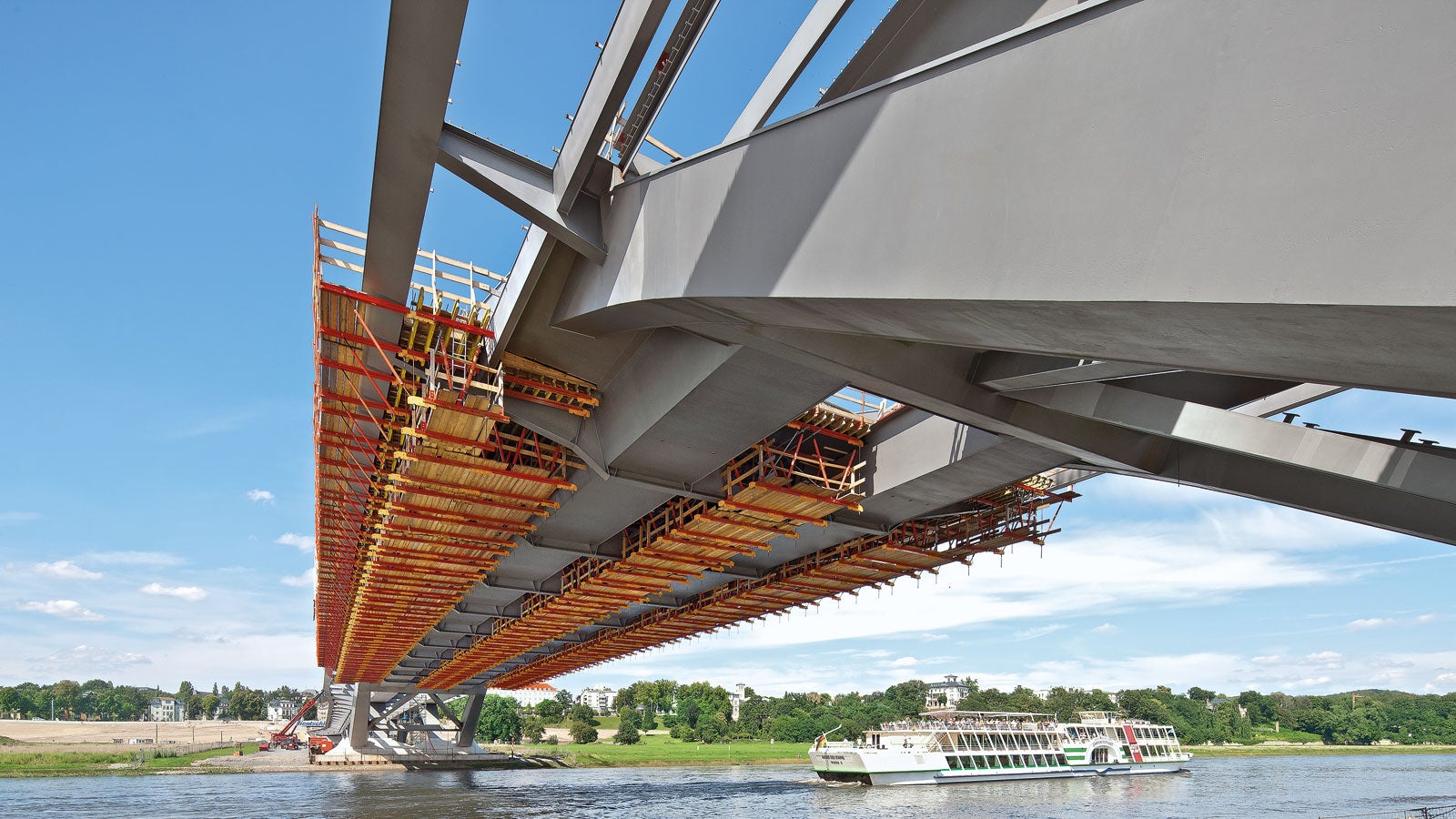 GT 24 wooden lattice girders transferred the loads into the formwork units and allowed large spans with minimal deflection.