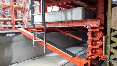 Partie inférieure du portique : vue des sablières sur rail et lests