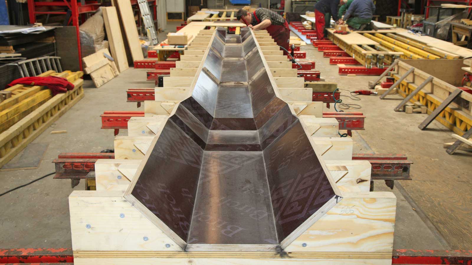 Dbałość o szczegóły i detale betonów architektonicznych od fazy projektowania idealnej formy deskowaniowej do fazy rozdeskowania wykonanego elementu. 