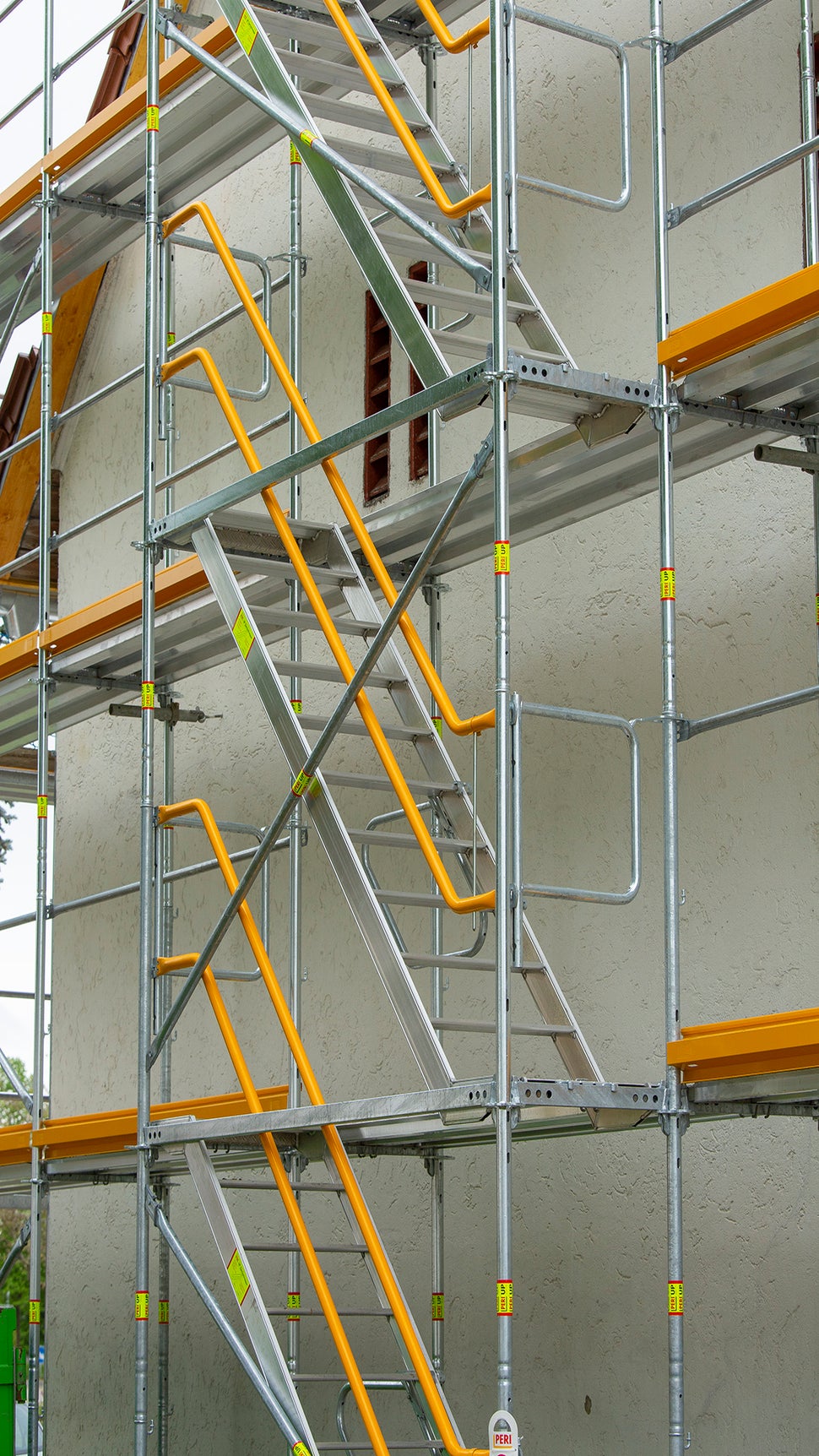 Sicherheit im System – Vorlaufende Treppengeländer und integrierte Abhebesicherung der Treppen