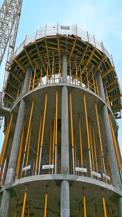 Na najwyższej z widocznych kondygnacji rozpoczęto wykonywanie podbudowy pod żelbetową belkę o wymiarach 65 x 200 cm. Do deskowania użyto dźwigarowego deskowania stropowego MULTIFLEX oraz podpór MULTIPROP stabilizowanych ramkami MRK.