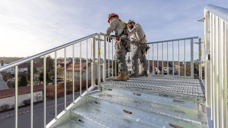 Con PERI UP Public, las escaleras y los puntos de acceso se pueden montar de forma flexible y práctica sin necesidad de componentes adicionales para las zonas públicas.<br/>(Foto: PERI SE)<br/>