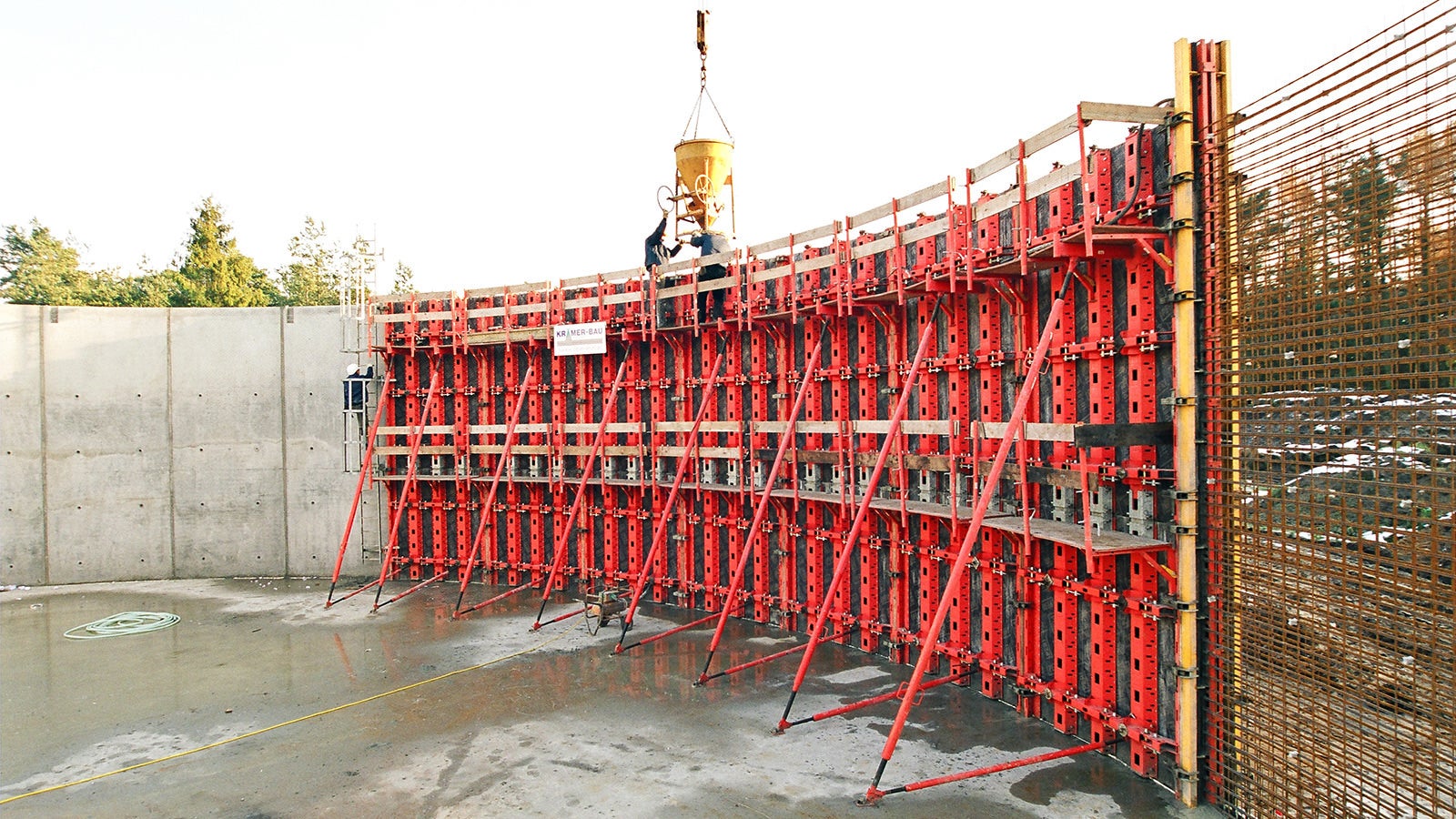 Mit der RUNDFLEX Plus ließen sich die gekrümmten Flächen mit hoher Genauigkeit und einwandfreier Sichtbetonqualität herstellen. 