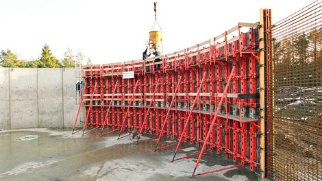 Mit der RUNDFLEX Plus ließen sich die gekrümmten Flächen mit hoher Genauigkeit und einwandfreier Sichtbetonqualität herstellen. 