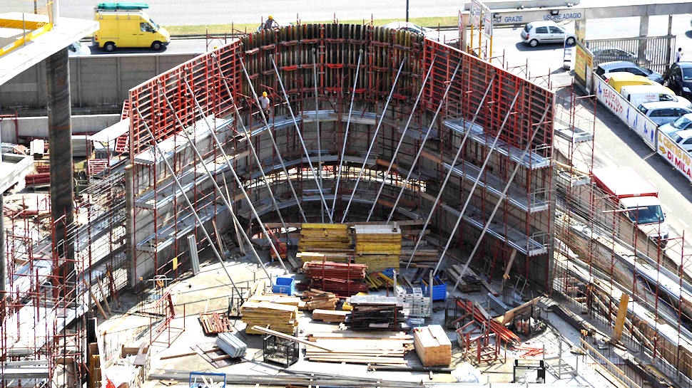 Cassaforma VARIO per per pareti curvilinee, modulata su diversi spessori