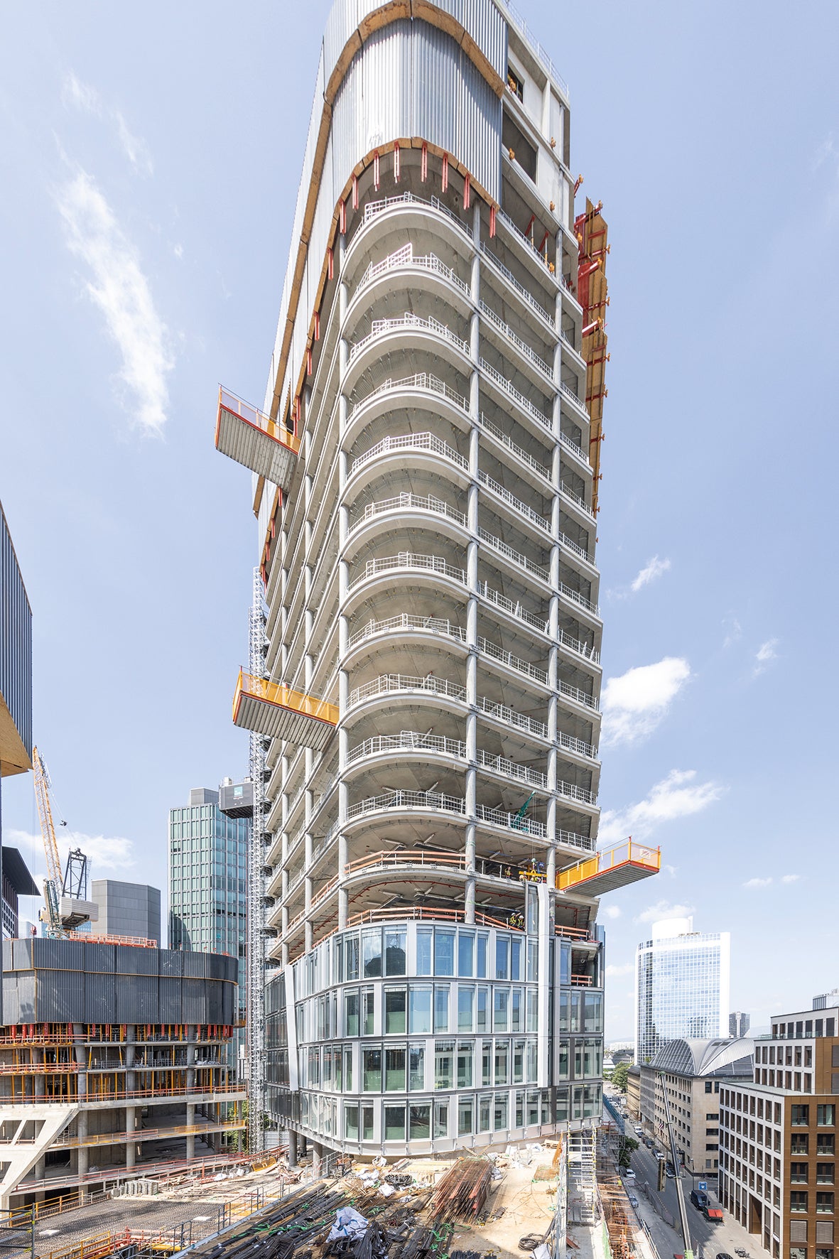 Das Turmquartett wird nach der geplanten Fertigstellung im Jahr 2025 das Gesicht der deutschen Metropole Frankfurt mit einer zukunftsweisenden Architektur und einem nachhaltigen städtebaulichen Konzept verändern. 