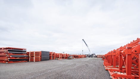 Tunnelielemente toodetakse suures tehases, mille suurus on 140 jalgpalliväljakut. Kõik 79 standardelementi koosnevad üheksast segmendist laiusega 42,00 m ja kõrgusega 9,00 m ning sisaldavad nelja liiklussektsiooni ja ühte päästesektsiooni. (Foto: PERI SE)