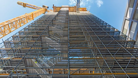 Die verankerungsarme PERI UP Einrüstung am Erschließungsturm samt integriertem Treppenzugang folgte dem Baufortschritt der Kletterschalung bis zur Gesamthöhe von 55 m.