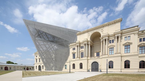 楔形、不对称的新建筑穿过巨大的历史遗留的旧建筑结构，完全改变了整个建筑的外观造型和内部空间。