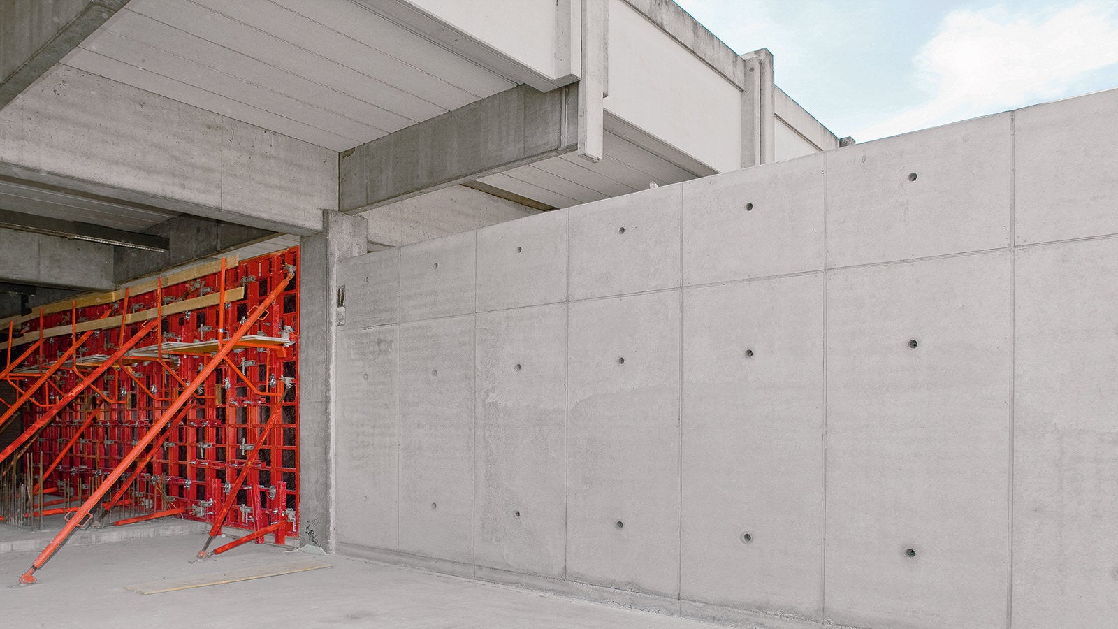 Die MAXIMO Rahmenschalung minimiert die Störstellen im Betonbild und schafft ein geordnetes Fugen- und Ankerraster. Das gleichmäßige Ankerraster unterstreicht das erzielbare Ergebnis noch weiter.