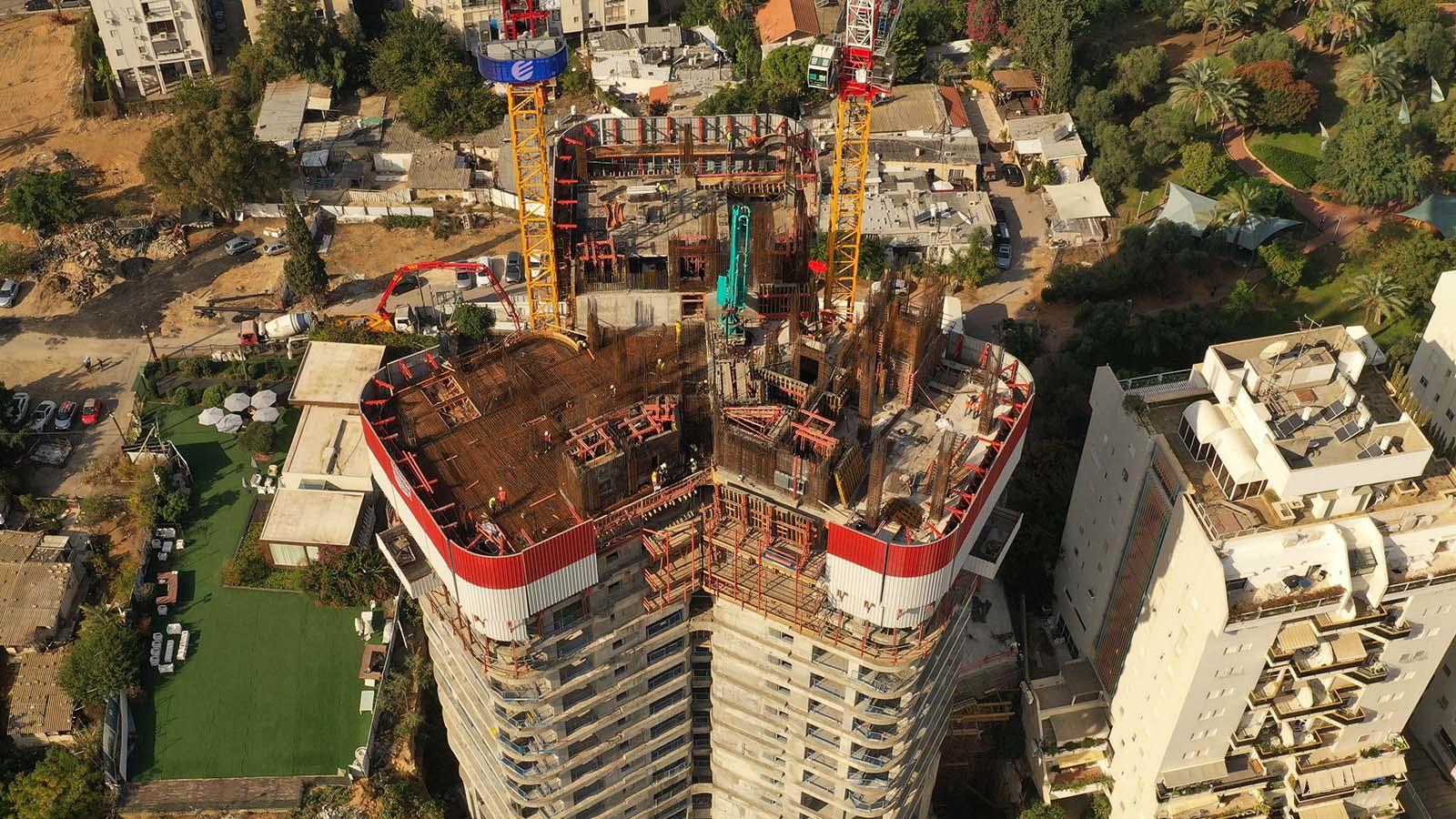 קומות משתנות, חדרי המדרגות וגרעין המבנה אינם מלבניים ודורשים תבניות מיוחדות.