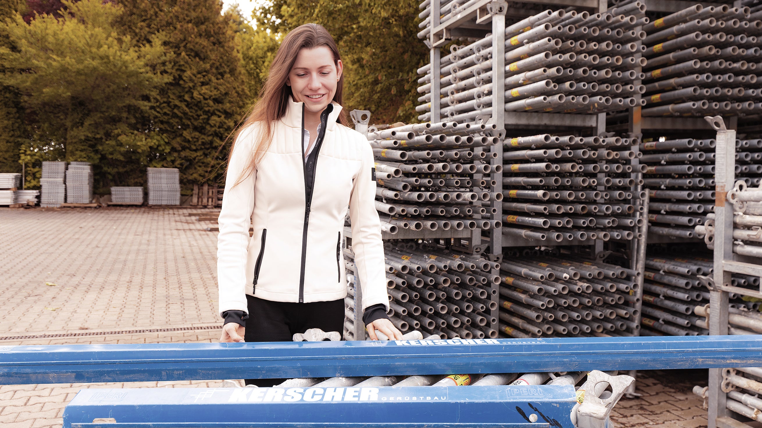Greifbare Ergebnisse, komplexe Prozesse und starke Teamarbeit: Das macht für Caroline Kerscher die Faszination des Gerüstbaus aus.