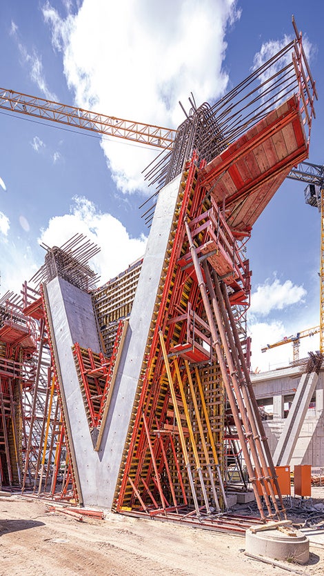 Realizace 70 sloupů ve tvaru V probíhala s pomocí osvědčených bednicích systémů PERI.<br/>(Foto: PERI SE)<br/>