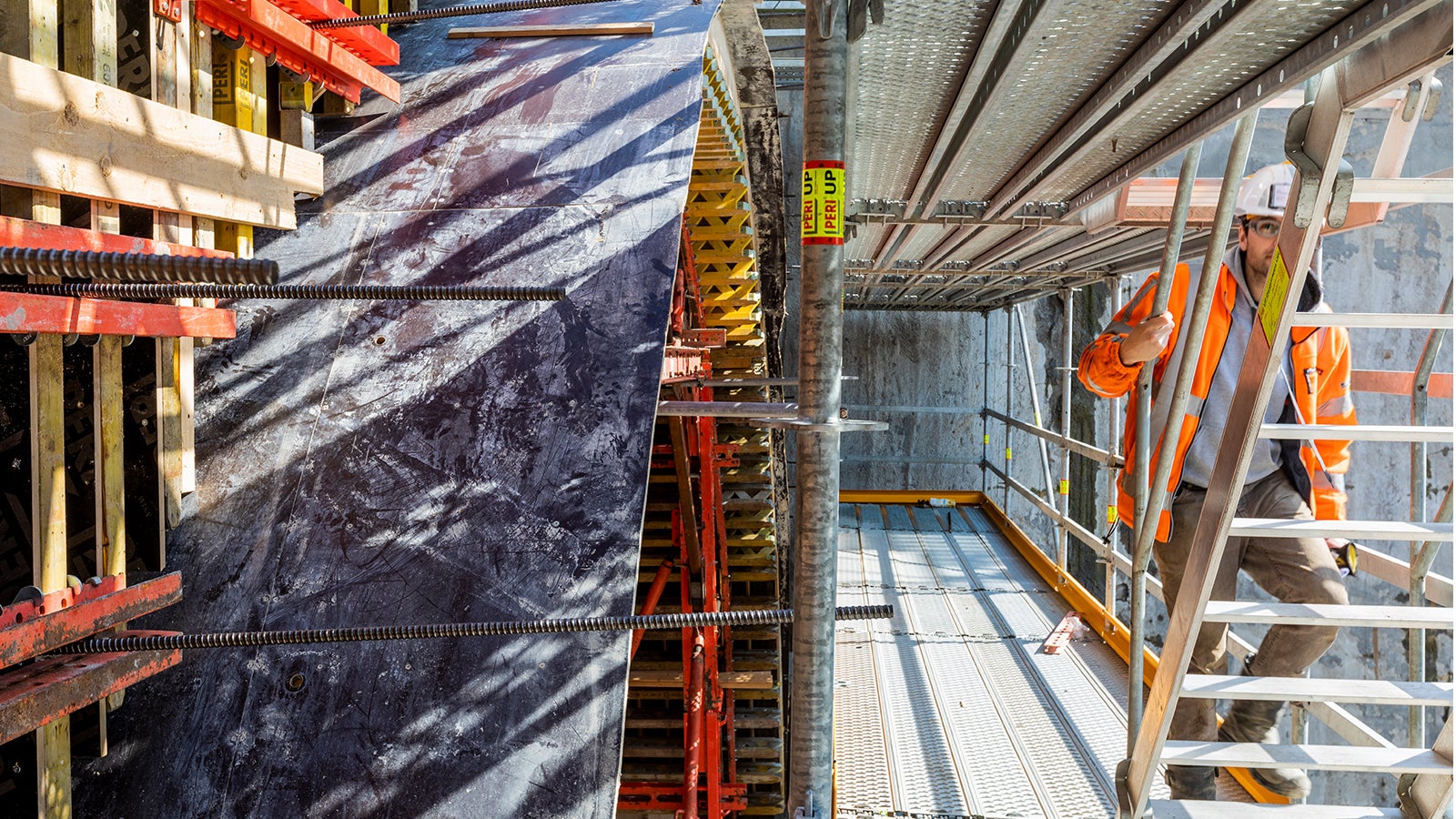 Om veilig te kunnen werken aan de kopkist werden gevelsteigers van PERI gebruikt. 