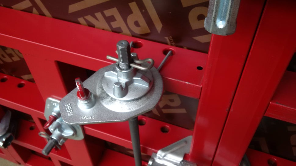 Der MAXIMO Ankerbügel wird in den Funktionslöchern der MAXIMO Elemente eingehängt und bietet die Möglichkeit, MX Anker während dem Ausschal- und Umsetzvorgang der Schaleinheiten an den Elementen sicher einzuhängen.