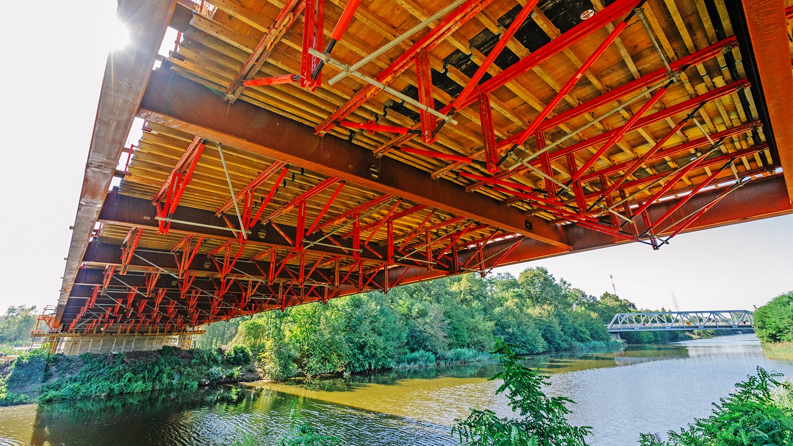Systemy PERI na budowie łącznika obwodnicy północnej w Kędzierzynie Koźlu. Obiekt mostowy przez rzekę Kłodnicę i Kanał Gliwicki.