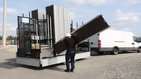 踏脚板能够竖直里放在系统中，并且与其他组件一样，能够根据需要单件提取。