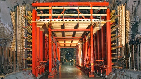 Seinämuotit olivat ripustettu asennustelineeseen, jonka läpi työmaaliikenne saattoi kulkea.