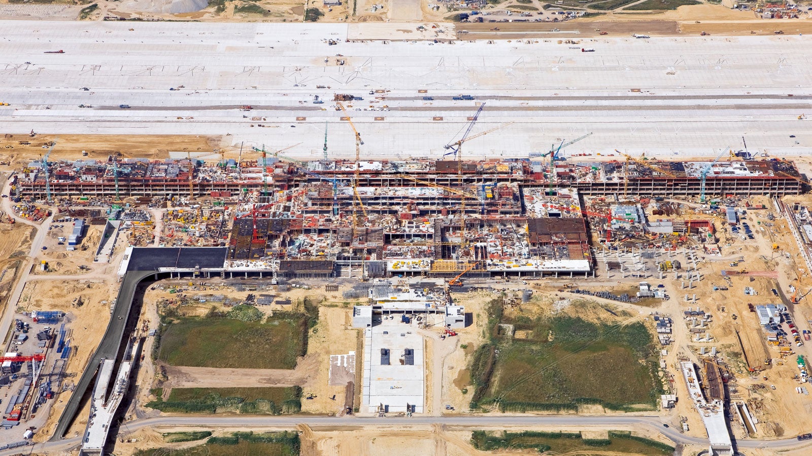 Somente quando vista de uma perspectiva aérea é a escala do local da construção realmente aparente: a área é do tamanho de cerca de 2.000 campos de futebol.