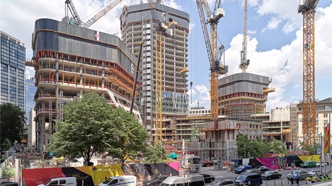 PERI gestaltet die Umsetzung des innerstädtischen Groß &amp; Partner Projekts FOUR Frankfurt mit einer Vielzahl an Systemen für Schalungs- und Gerüstanwendungen sowie im Bereich der Klettertechnik unter höchsten Sicherheitsvorschriften und einem anspruchsvollen Logistikkonzept maßgeblich und erfolgreich mit.