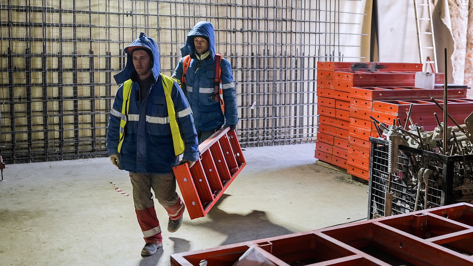 Ленточные фундаменты могут быть выполнены без пропускания тяжей через тело бетона