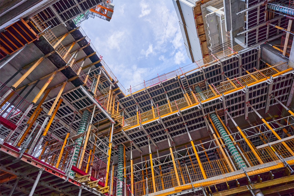 Bij de bouw van de plint is het SKYDECK i.c.m. het MULTIPROP systeem toegepast. Het gehele project is voorzien van PROKIT hekken en PERI UP Flex steigers.