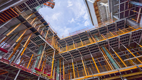 Bij de bouw van de plint is het SKYDECK i.c.m. het MULTIPROP systeem toegepast. Het gehele project is voorzien van PROKIT hekken en PERI UP Flex steigers.