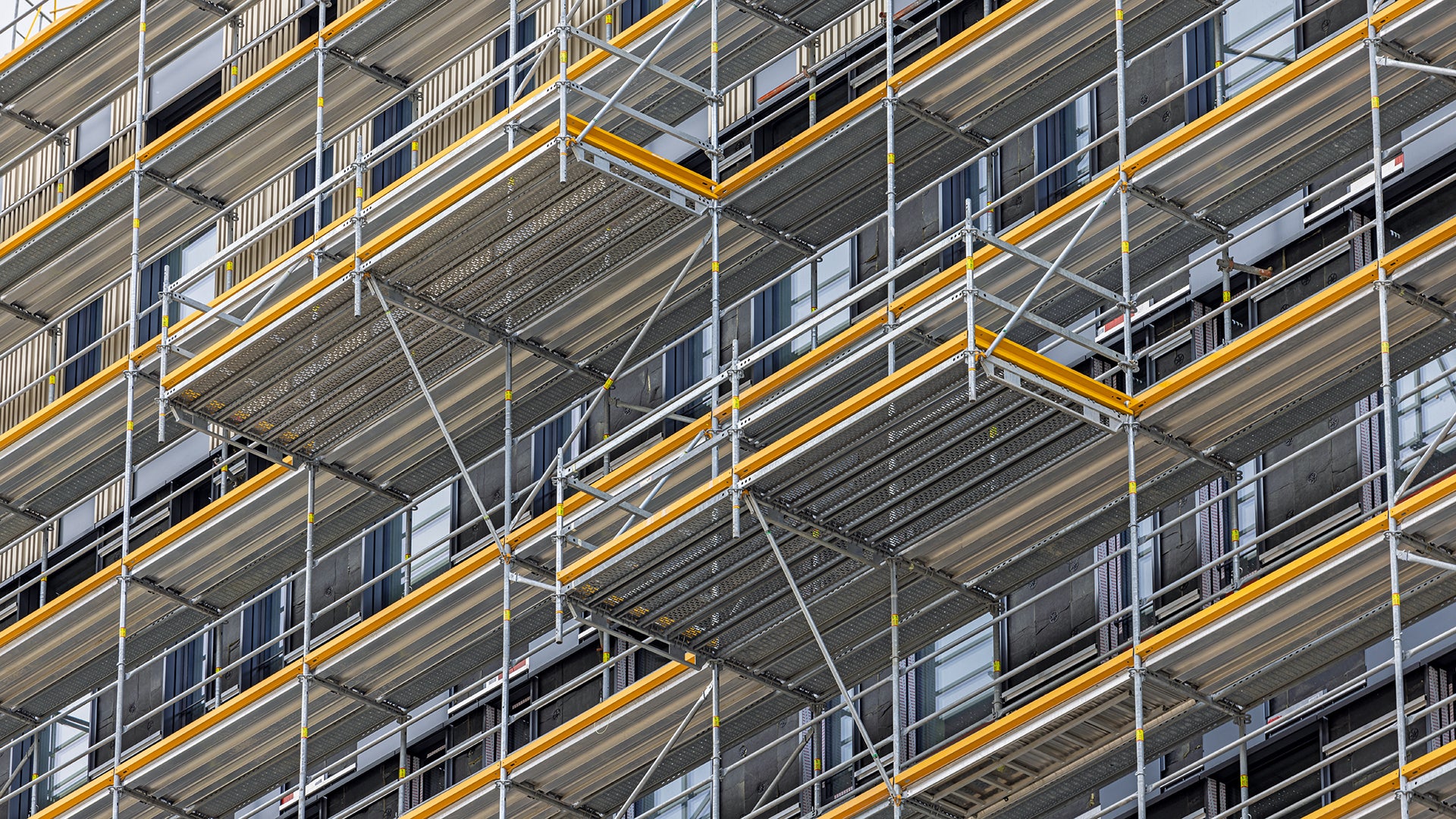 Die auskragenden Absetzbühnen sind mithilfe von Knotendiagonalen ausgebildet, die ebenso wie die Horizontalriegel direkt am Gerüstknoten des Easy Stiels anschließen.